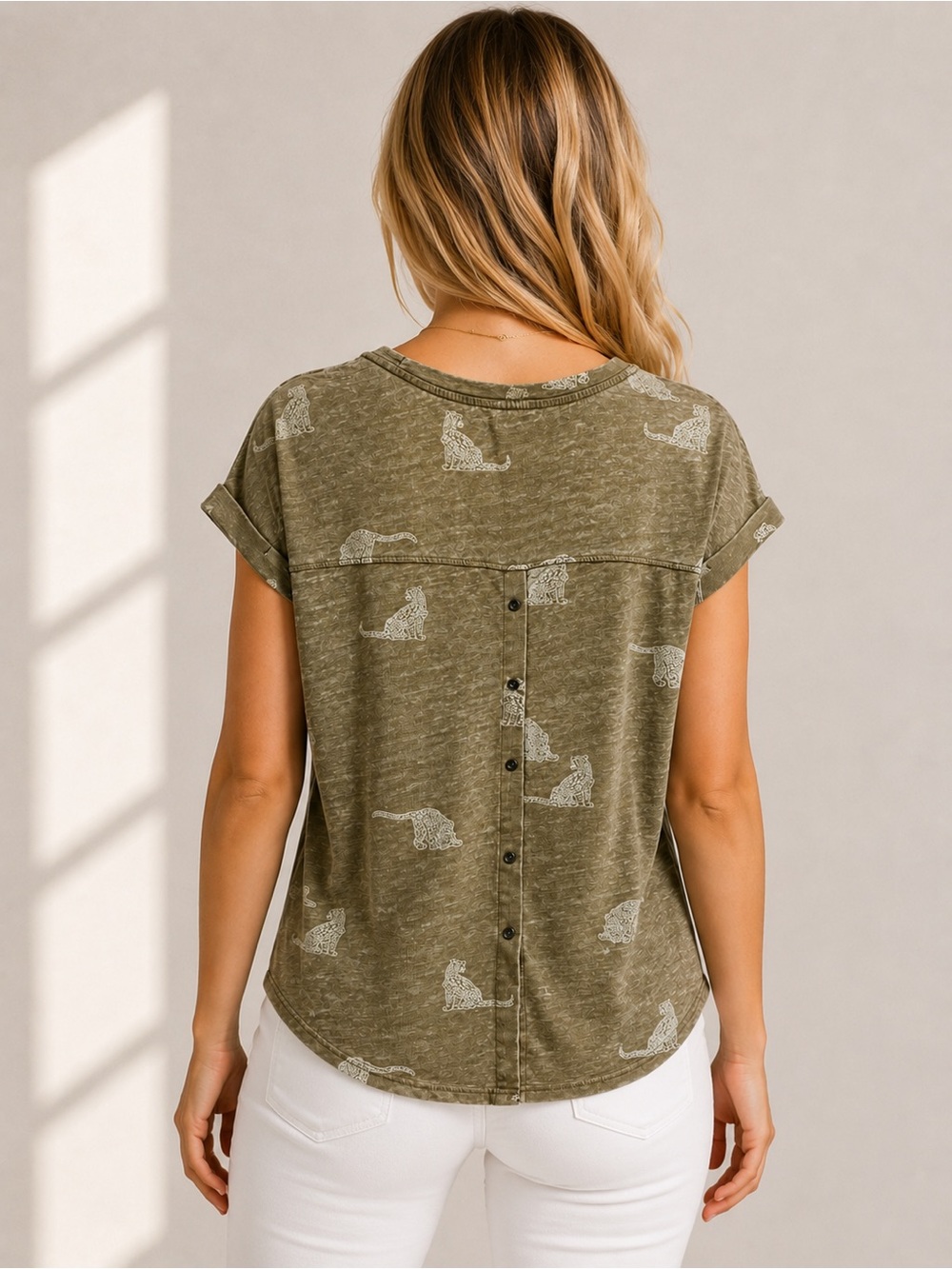 Jane + Delancey Safari Shirt Medium Leopard Novelty Print Zoo Animal Button Back